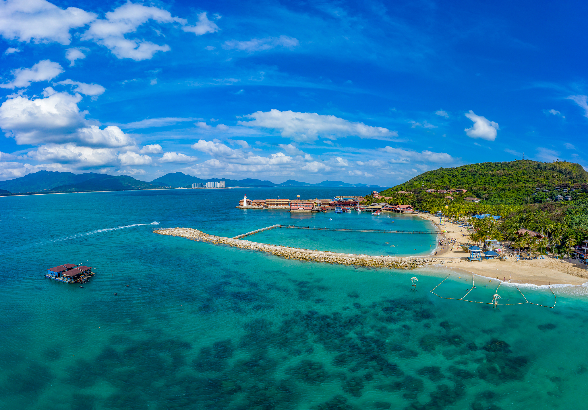 Living corals and coral reefs in the shallow waters of Boundary Island in ​​Lingshui County, Hainan. /CFP