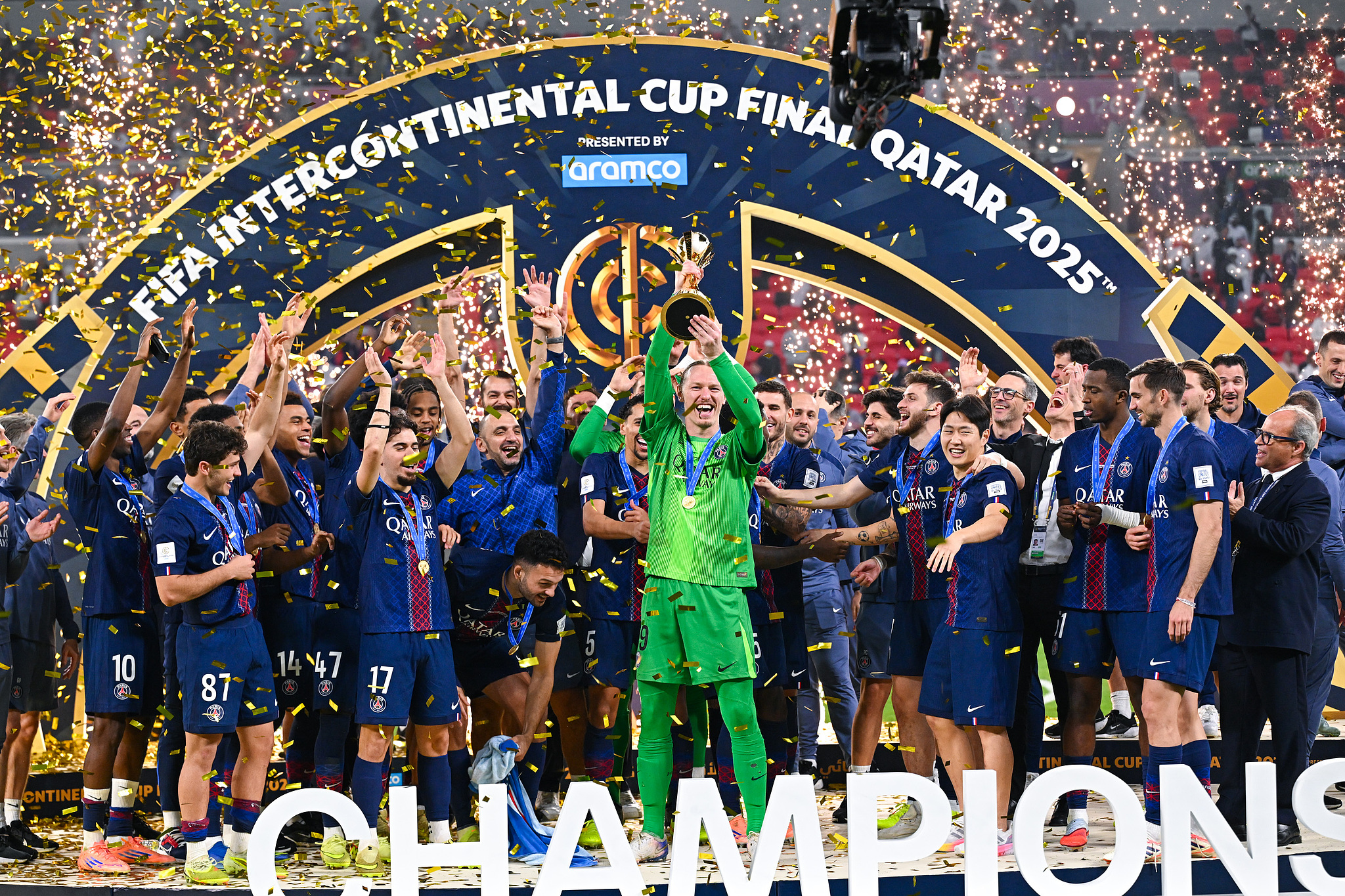 Paris Saint-Germain (PSG) players lift the FIFA Intercontinental Cup championship trophy after defeating Flamengo in a penalty shootout 2-1 after a 1-1 draw in extra time in the final in Doha, Qatar, December 17, 2025. /VCG