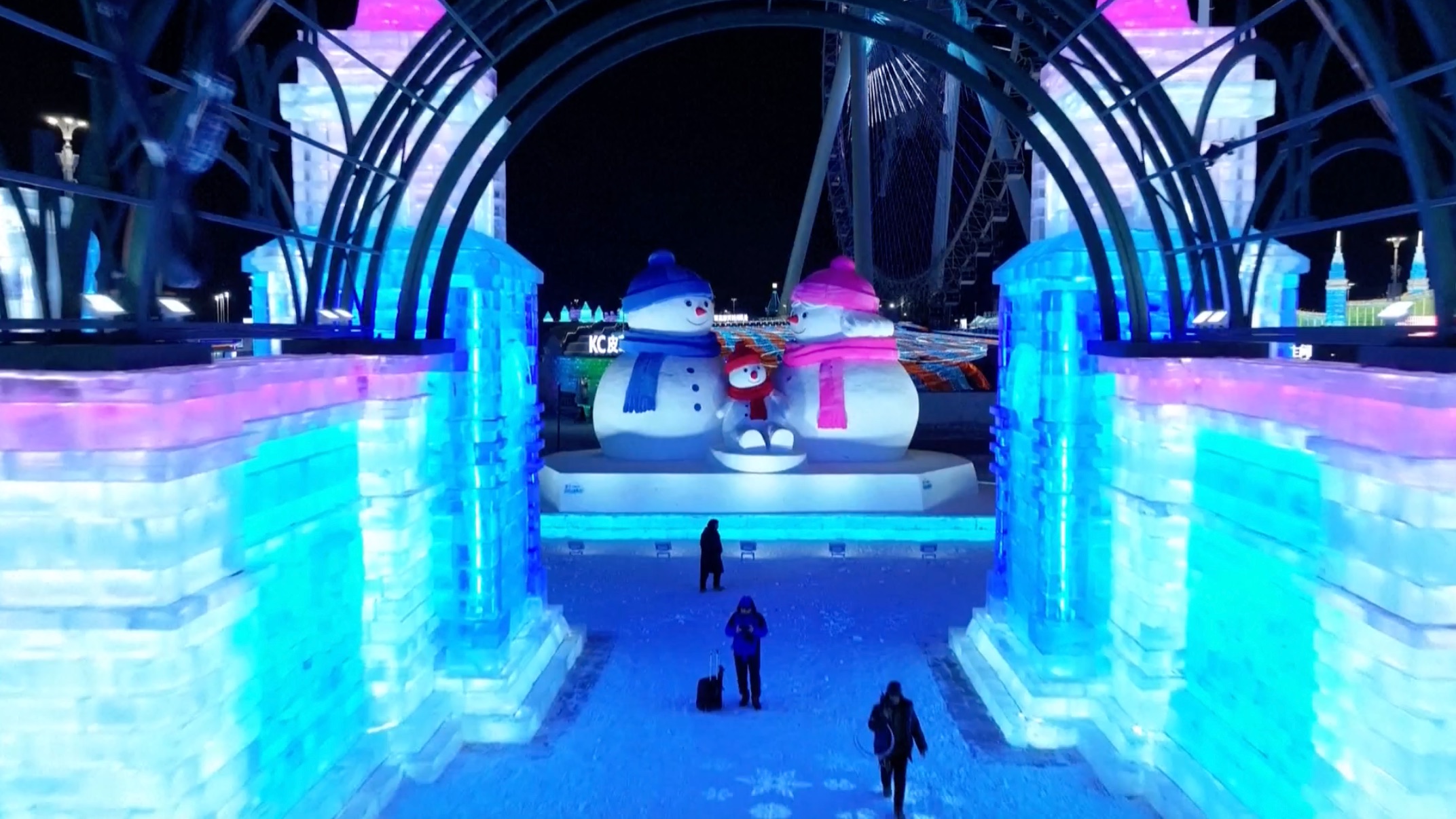 Stunning sculptures shine at China's largest ice-snow park