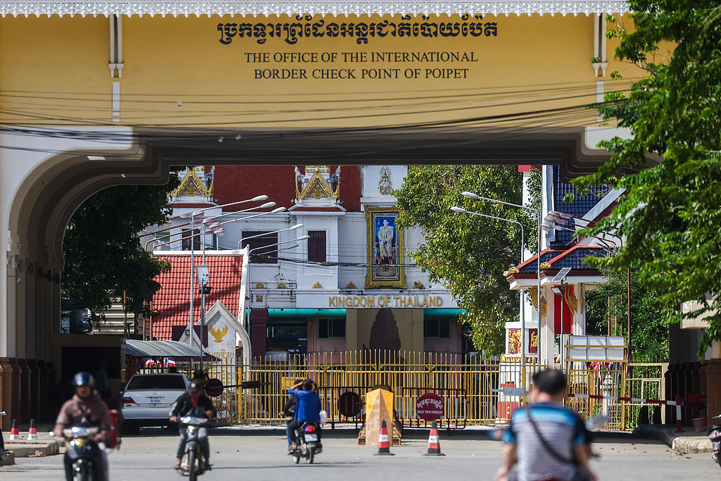 Thai and Cambodian workers outside the Poipet border crossing in Banteay Meanchey province, Cambodia, which was closed due to ongoing border clashes, December 18, 2025. /CFP
