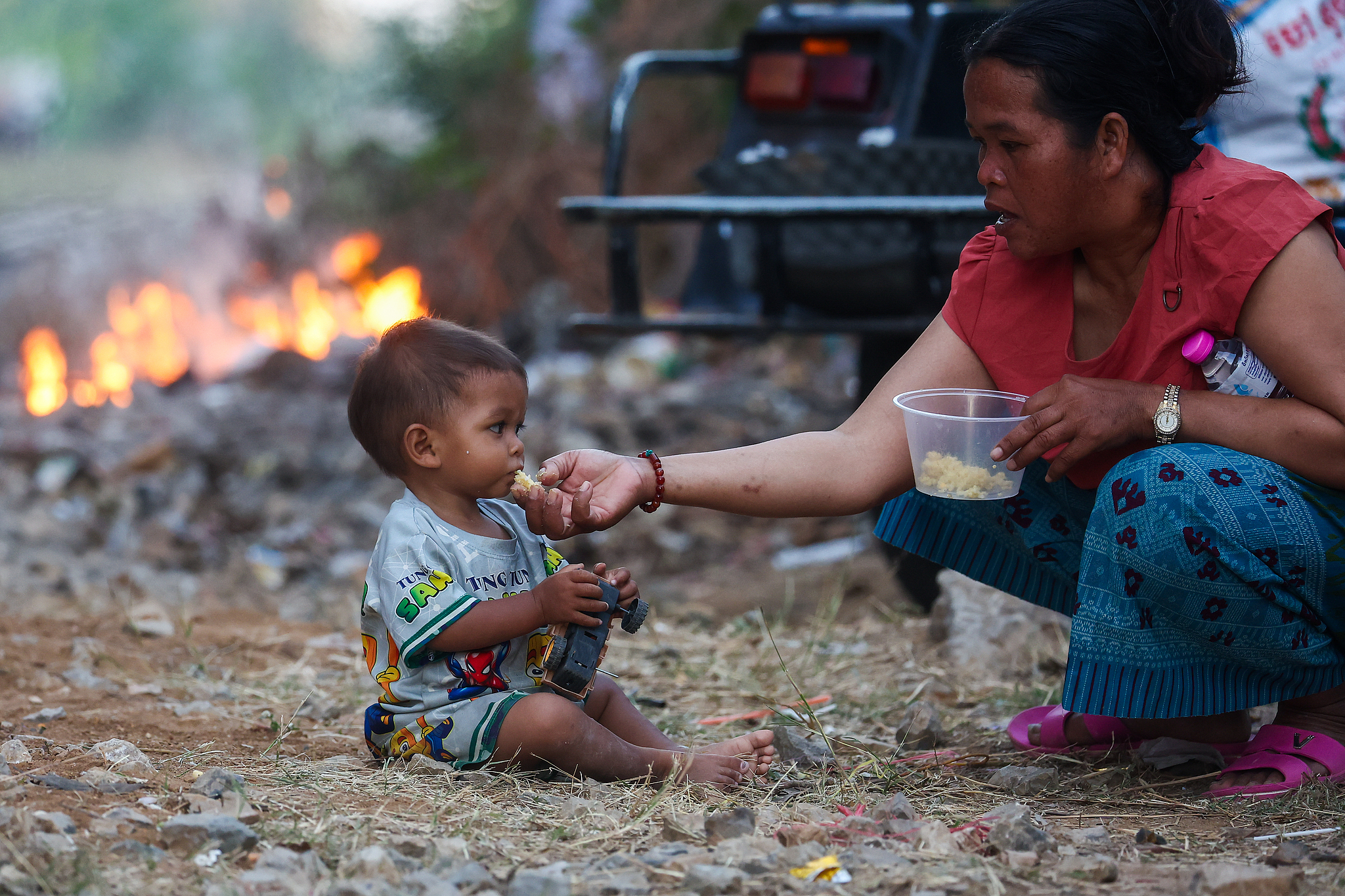 A woman and her kid take refuge at a pagoda-turned refugee center in Mongkol Borey, Banteay Meanchey province, Cambodia, December 18, 2025. /VCG