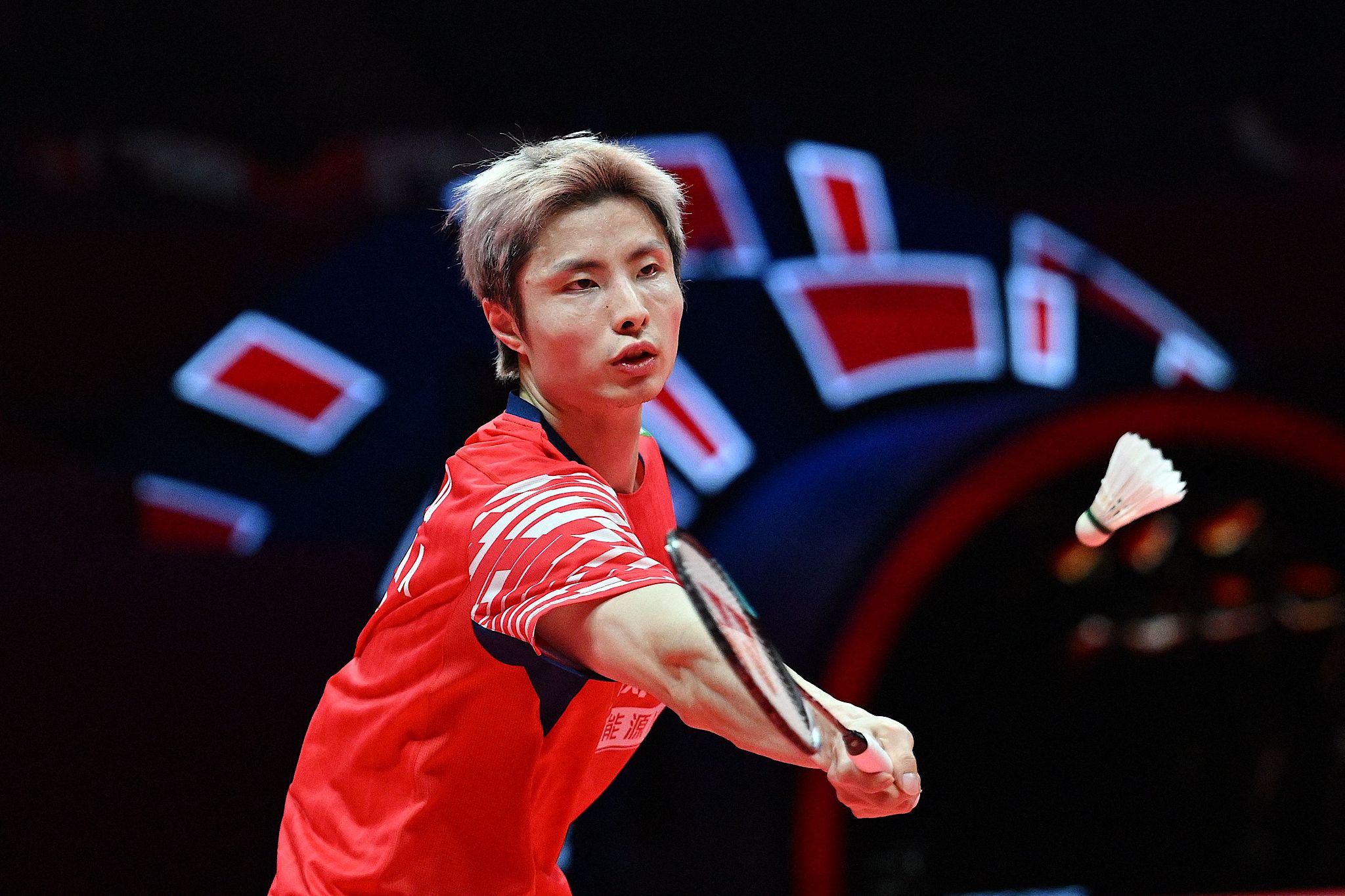 China's Shi Yuqi hits a shot against Chinese Taipei's Chou Tien-chen in a men's singles Group B match at the BWF (Badminton World Federation) World Tour Finals in Hangzhou, east China's Zhejiang Province, December 18, 2025. /VCG