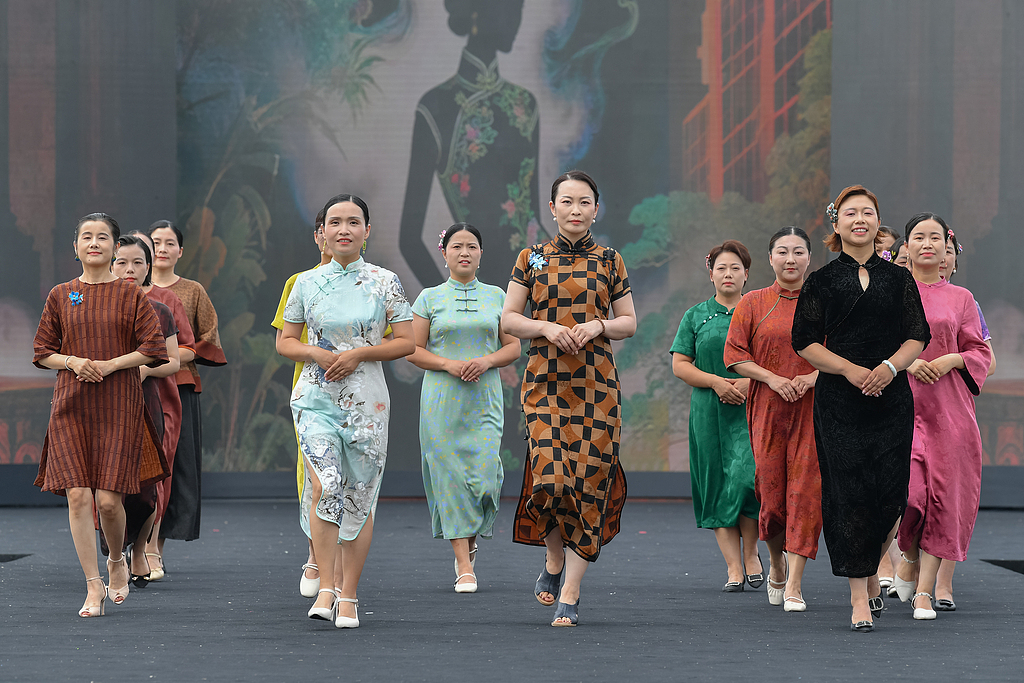 Qipaos and other Chinese-influenced garments are being seen more and more on fashion runways. /VCG