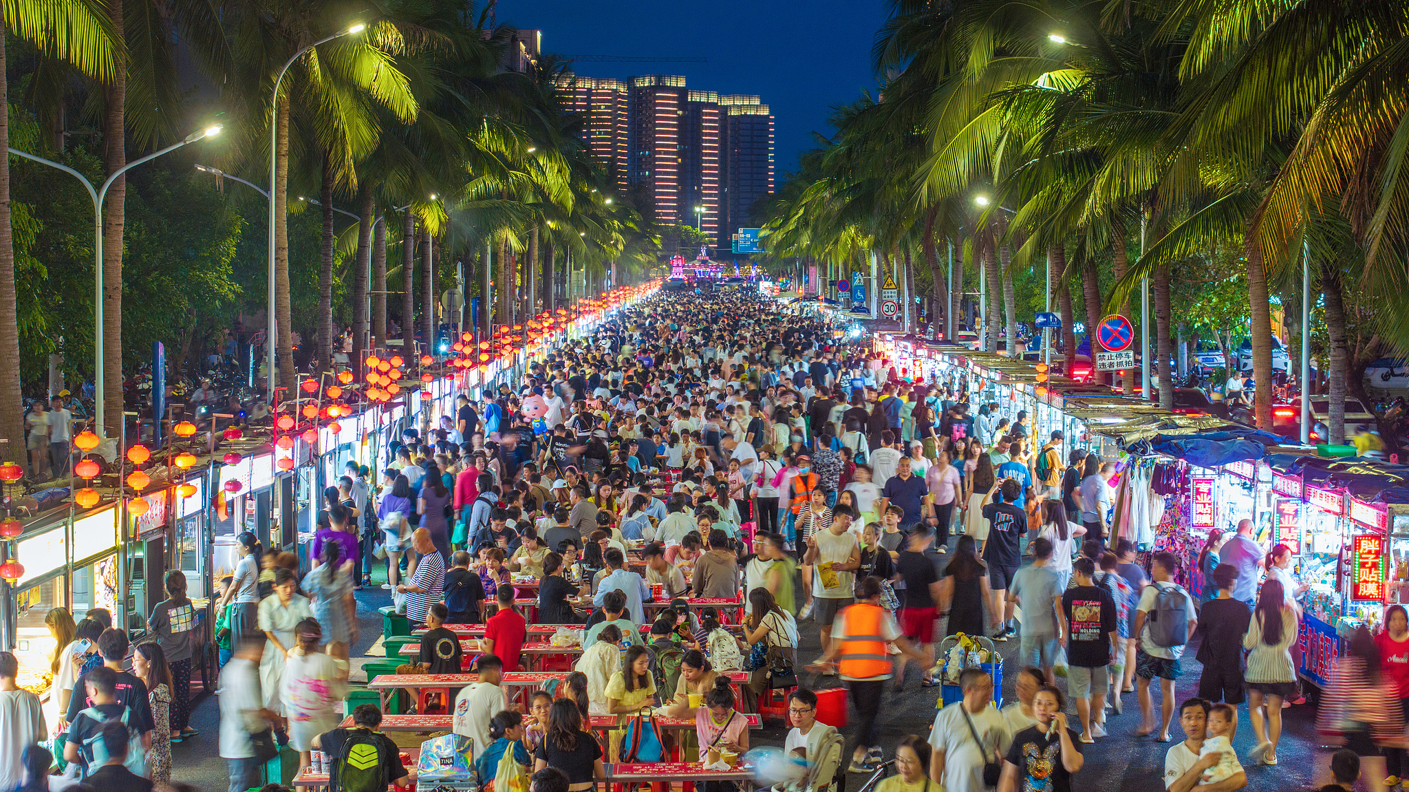 The night market at the south gate of Hainan University in Haikou attracted many locals and tourists to enjoy the food. /CFP