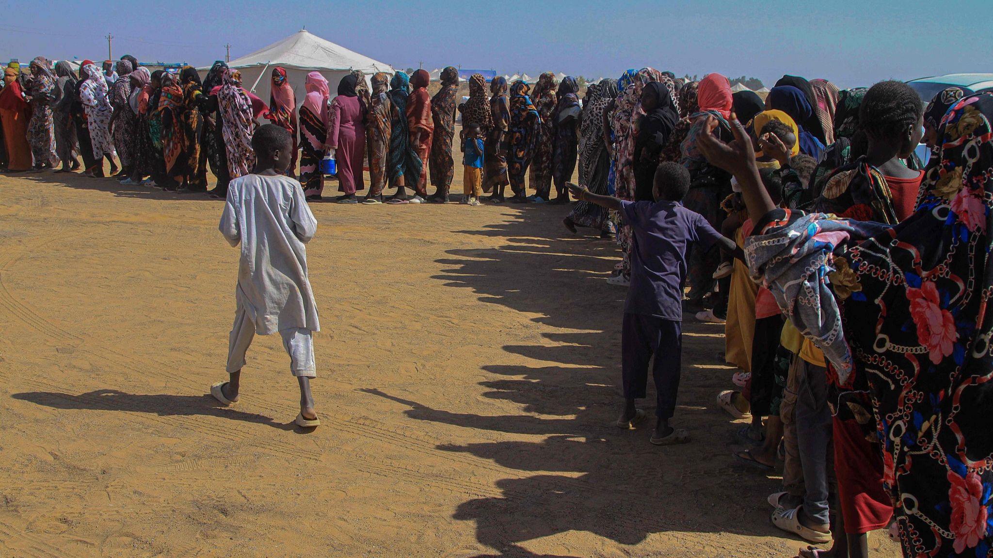 Sudanese women who fled El-Fasher line up to receive humanitarian aid at the Al-Afad camp for displaced people in the town of Al-Dabba, northern Sudan, November 25, 2025. /VCG