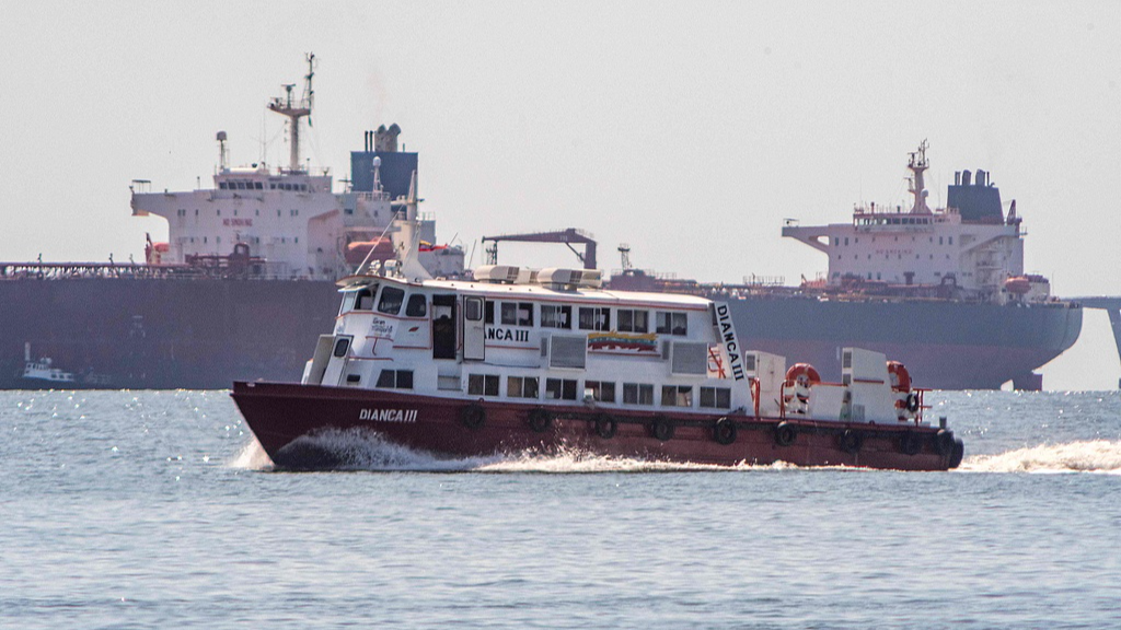 A boat sails in front of a crude oil tanker anchored on Lake Maracaibo near Maracaibo, Zulia state, Venezuela, December 18, 2025. /VCG