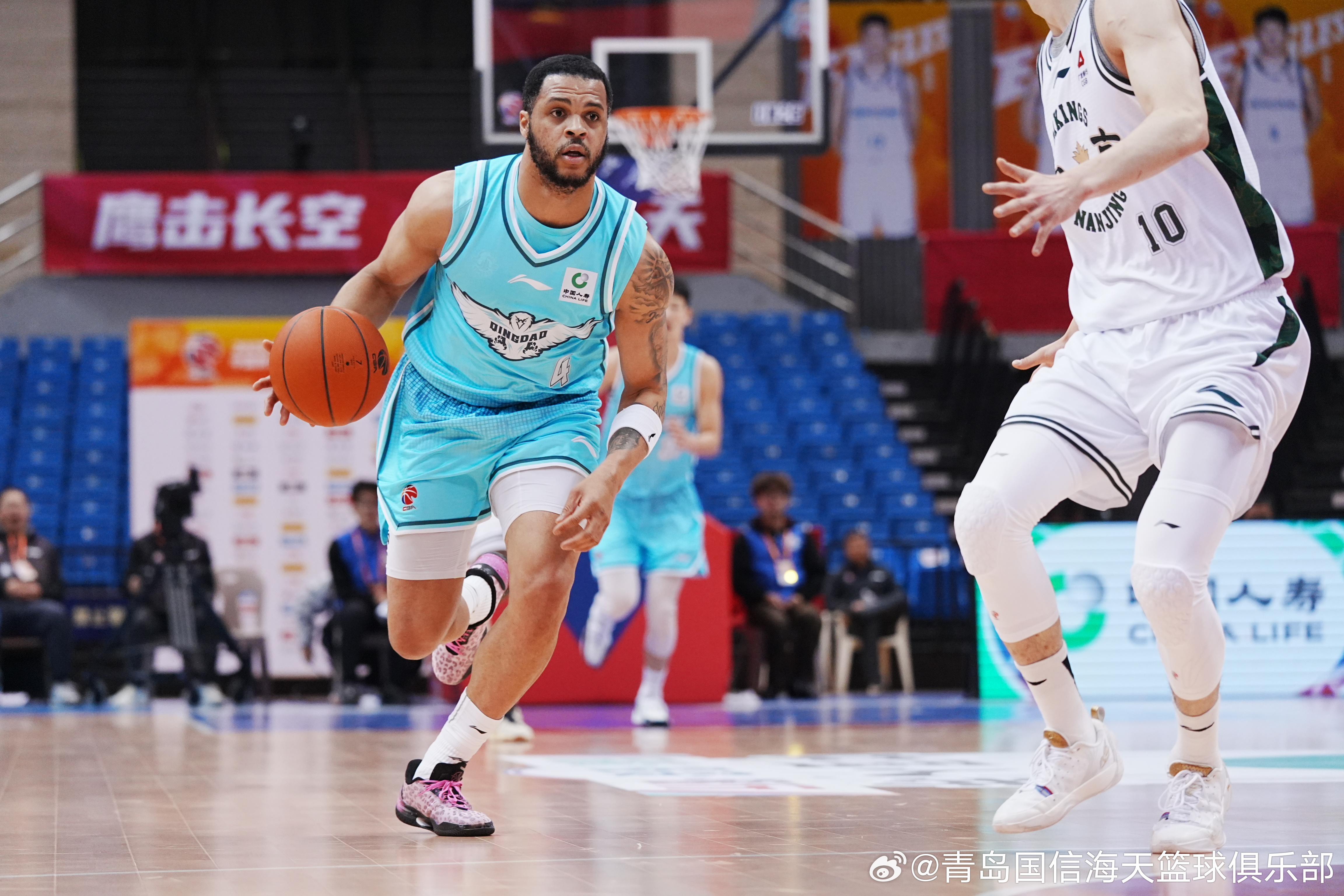 Quinndary Weatherspoon (L) of the Qingdao Eagles dribbles against the Nanjing Monkey Kings in a Chinese Basketball Association game in Qingdao, east China's Shandong Province, December 18, 2025. /Qingdao Eagles
