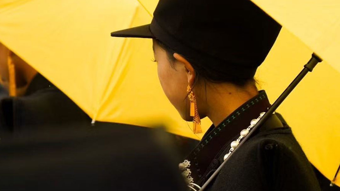 The rhythm of Yi fashion