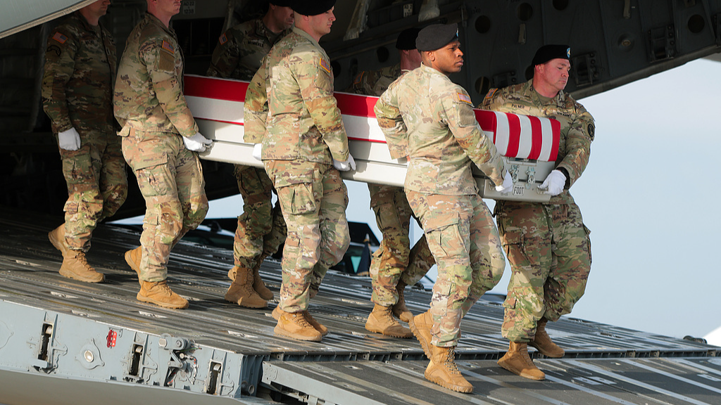A U.S. Army carry team moves a flag-draped transfer case containing the remains of Iowa National Guard sergeant William Howard at Dover Air Force Base in Dover, Delaware, the United States, December 17, 2025. /VCG