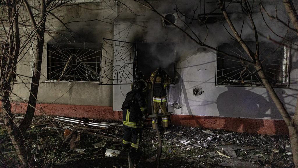 Ukrainian firefighters extinguish a fire in a residential building following Russian shelling in Druzhkivka, Ukraine, December 20, 2025. /VCG