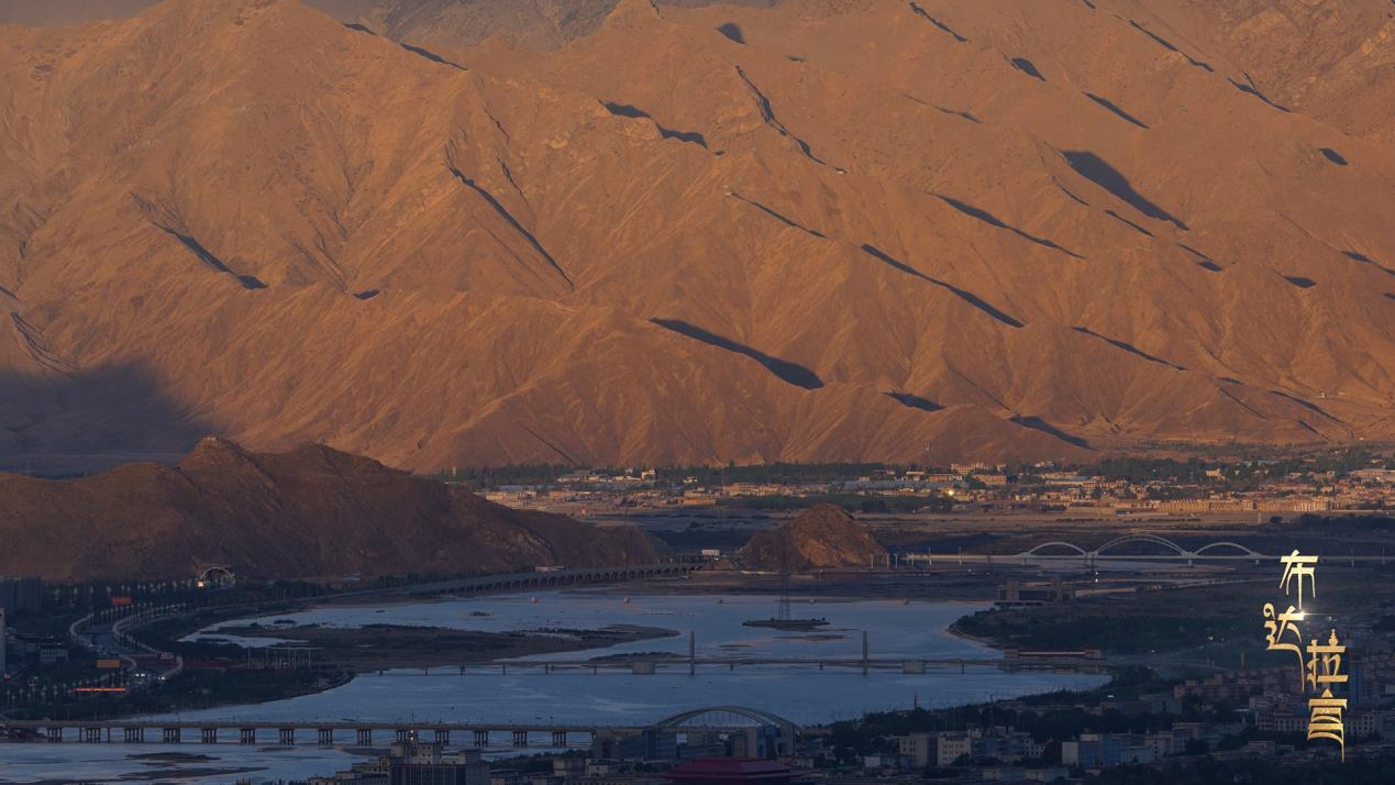 Sunrise over the Lhasa River in the North Mountains surrounding the Lhasa River valley, Lhasa, southwest China's Xizang Autonomous Region. /CGTN