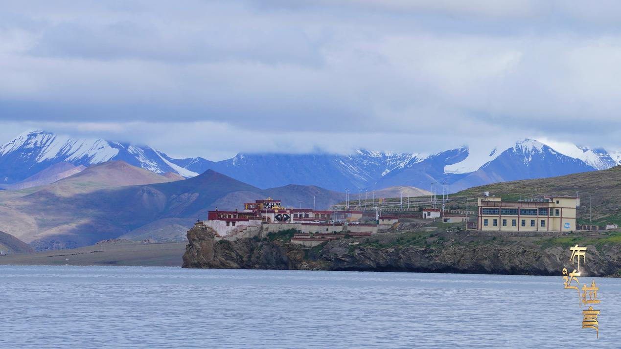 Snow-capped mountains backdrop Puma Yumco Lake in Langkazi County, Shannan City, southwest China's Xizang Autonomous Region. /CGTN