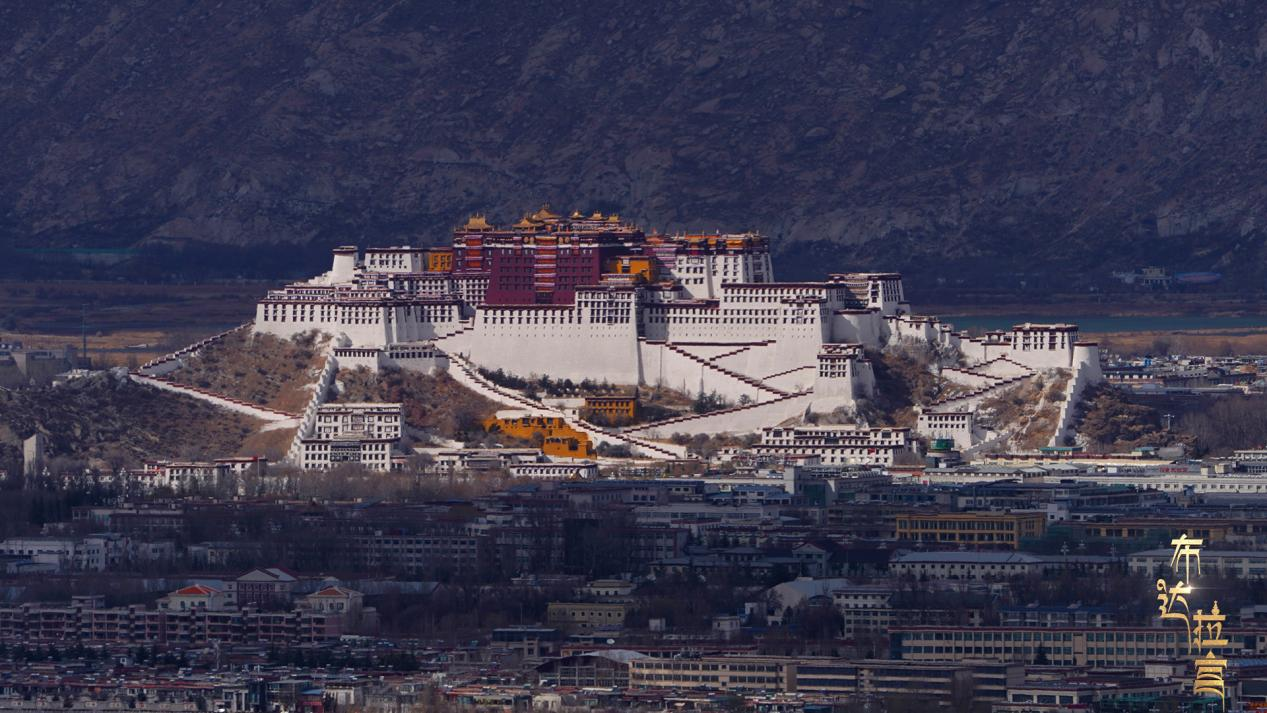 Sunset arrives at Potala Palace in Lhasa, southwest China's Xizang Autonomous Region. /CGTN