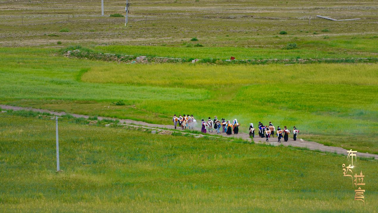 Locals celebrate the Harvest Festival in Linzhou County, Lhasa, southwest China's Xizang Autonomous Region. /CGTN