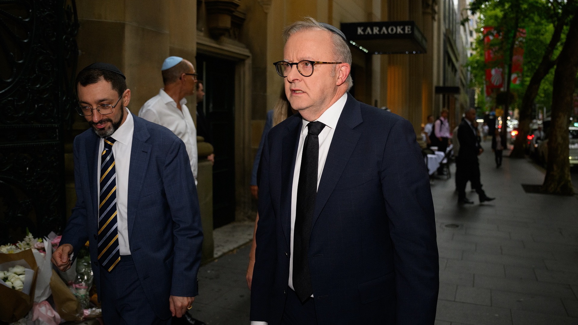 Rabbi Benjamin Elton (left) welcomes Australian Prime Minister Anthony Albanese (right) as he arrives at The Great Synagogue in Sydney, Australia, on December 19, 2025. /VCG
