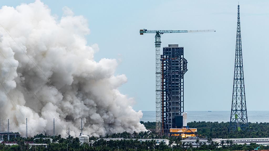 The Long March-10 rocket conducting a static fire test at the Wenchang Spacecraft Launch Site in the southern island province of Hainan, August 15, 2025. /VCG