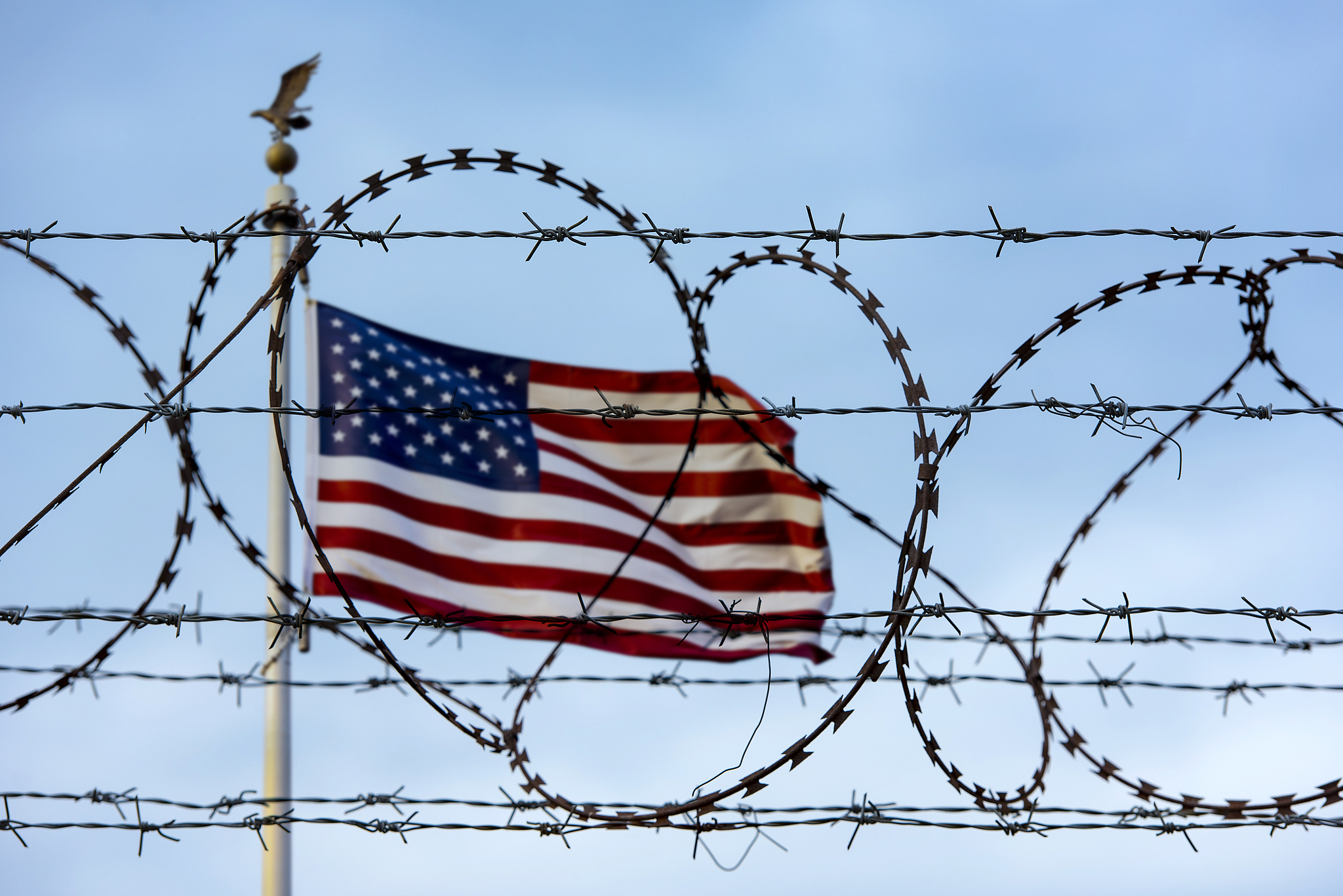 The American flag with barbed wire, the U.S. border lined. /VCG