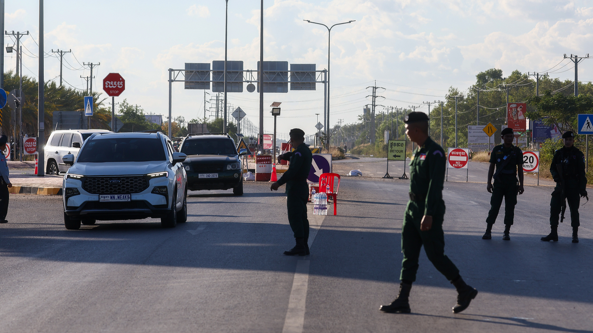 Vehicles leave the Cambodian border town of Poipet while police bar others from entering in Sisophon, Cambodia, December 22, 2025. /VCG