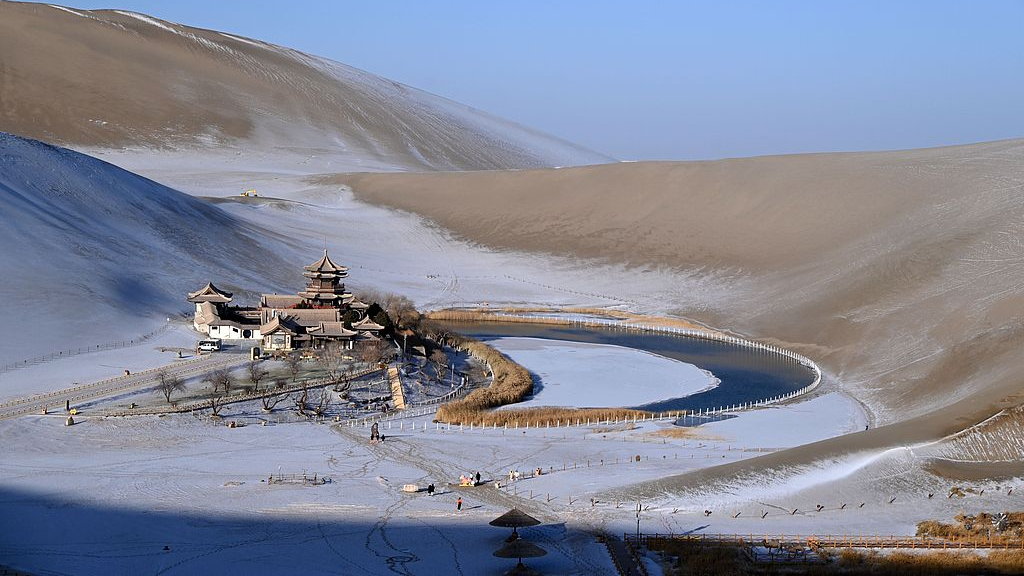 Live: Enjoy the charm of Mingsha Mountain and Crescent Spring in winter