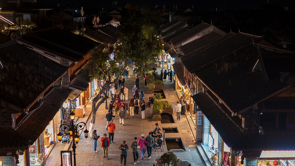 Live: Overlook Yunnan Province's Dali Ancient City from historic South Gate Tower 