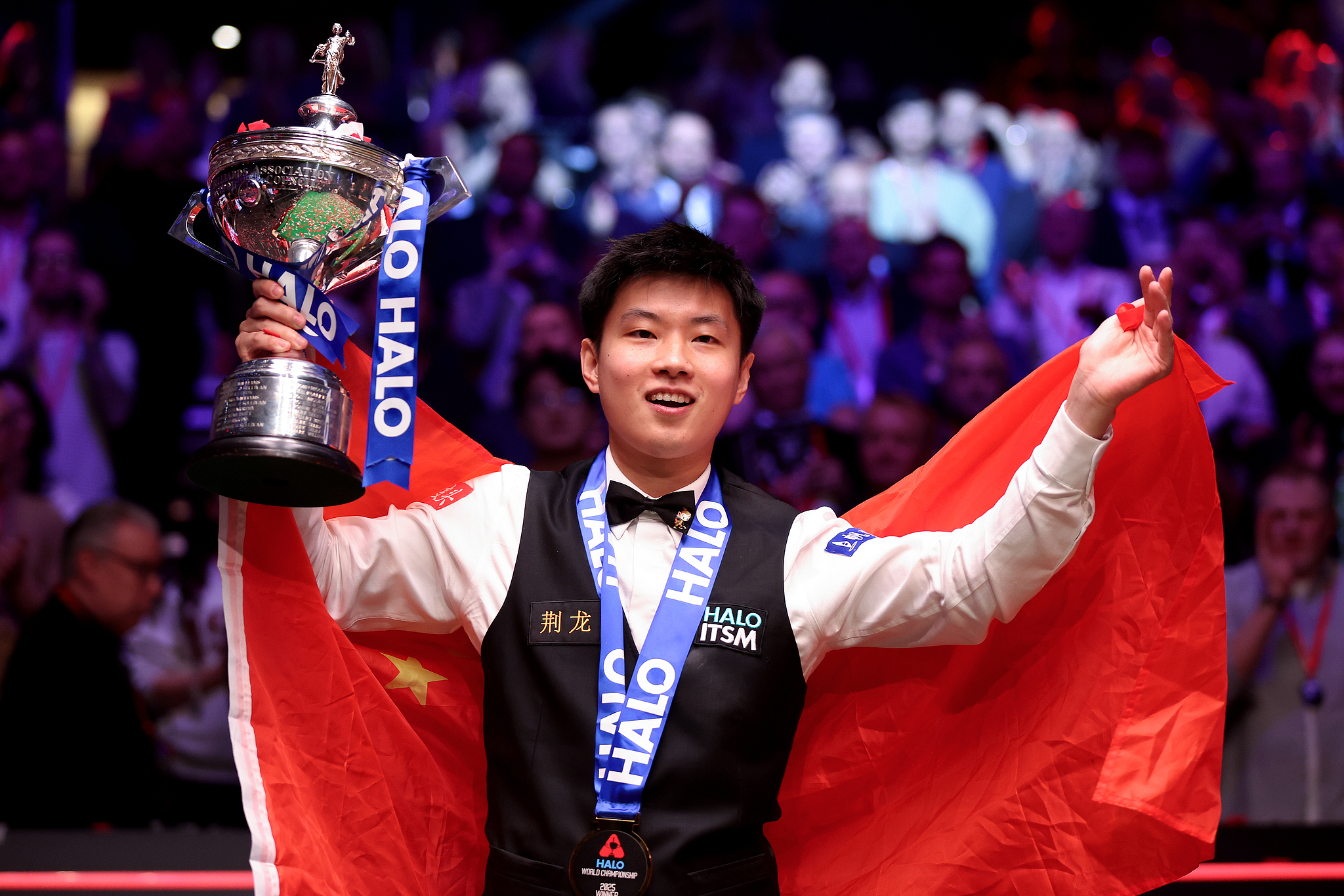 Zhao Xintong of China celebrates with the trophy after defeating Mark Williams of Wales 18-12 in the final at the World Snooker Championship in Sheffield, England, May 5, 2025. /VCG
