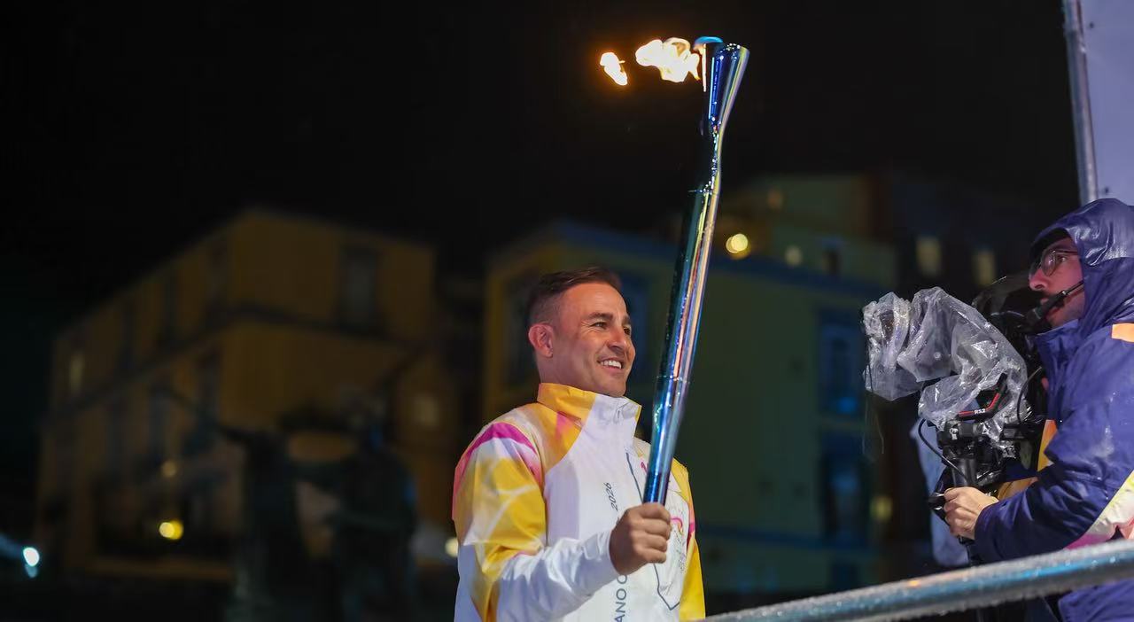 Fabio Cannavaro lights the cauldron during the Milano-Cortina 2026 Winter Olympic torch relay at Piazza del Plebiscito in Naples, Italy, 2025, December 23. /Weibo