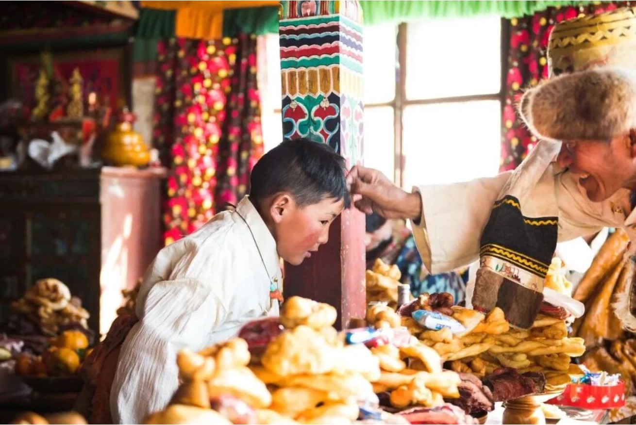 A family celebrates Pulan New Year in Pulan County, southwest China's Xizang Autonomous Region. /CGTN
