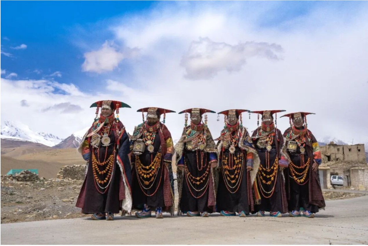 A group of women wear traditional dress in Pulan County, Xizang Autonomous Region. /CGTN