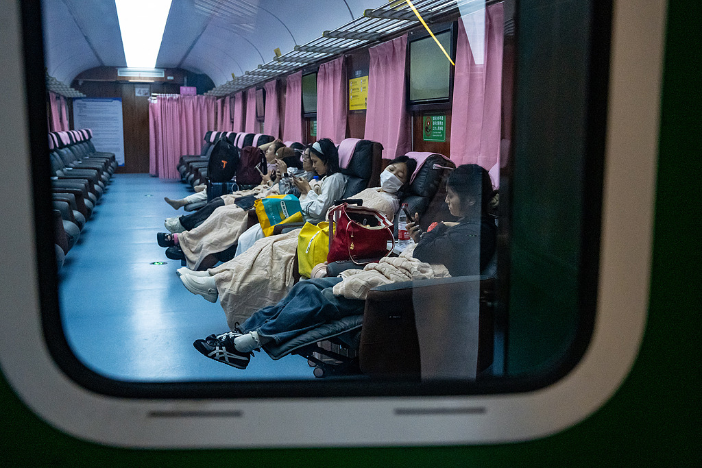 Female travelers rest in a women-only carriage. /VCG