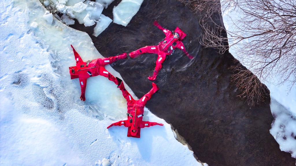 People wearing professional cold-protection suits experience ice floating on a river in Inner Mongolia, China, December 25, 2025. /IC