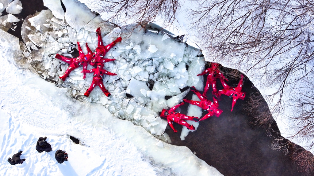 People wearing professional cold-protection suits experience ice floating on a river in Inner Mongolia, China, December 25, 2025. /IC
