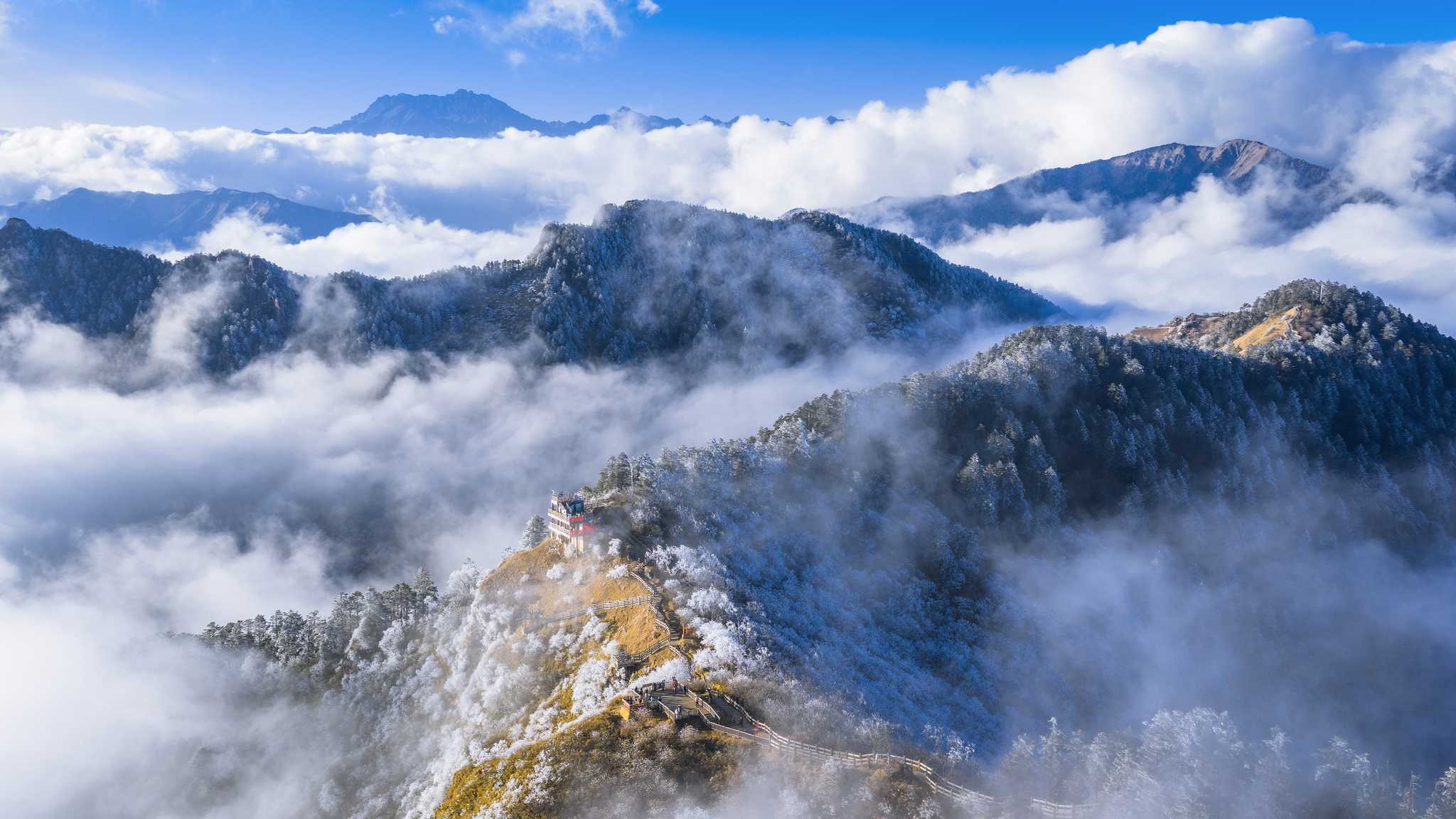 A bird's-eye view of Xiling Snow Mountain is captured in Chengdu, Sichuan Province on December 23, 2025. /VCG