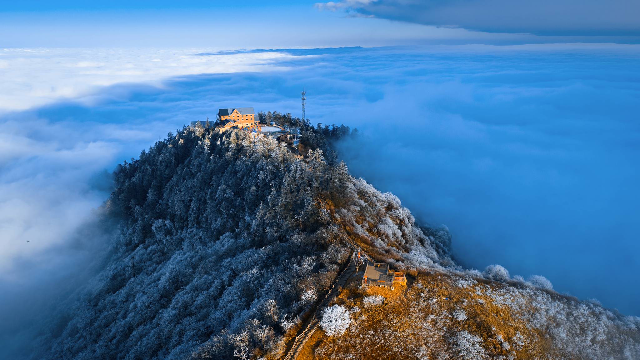 A bird's-eye view of Xiling Snow Mountain is captured in Chengdu, Sichuan Province on December 23, 2025. /VCG
