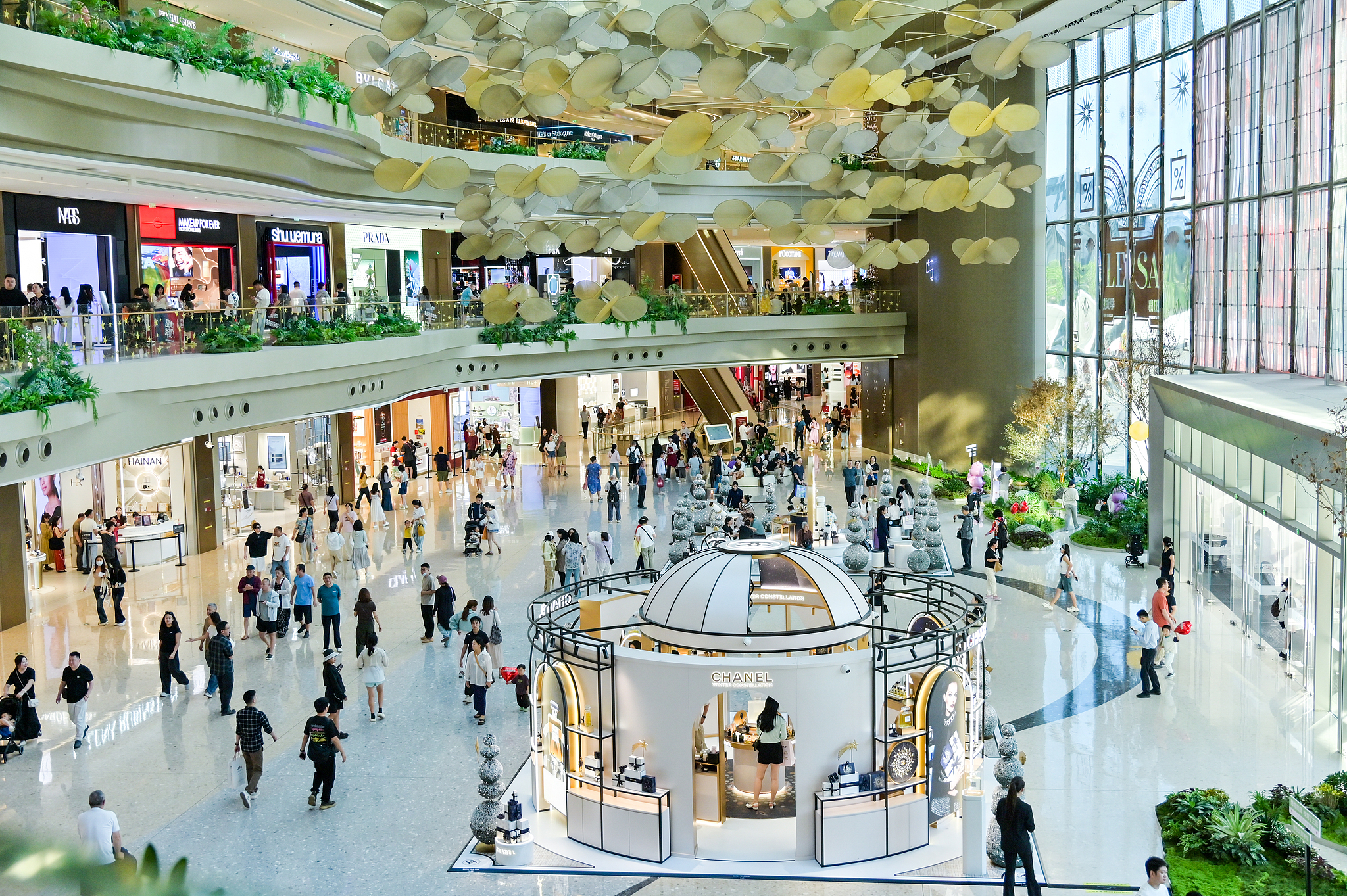 Shoppers crowd the Sanya International Duty Free Complex in south China's Hainan Province, December 20, 2025. /VCG