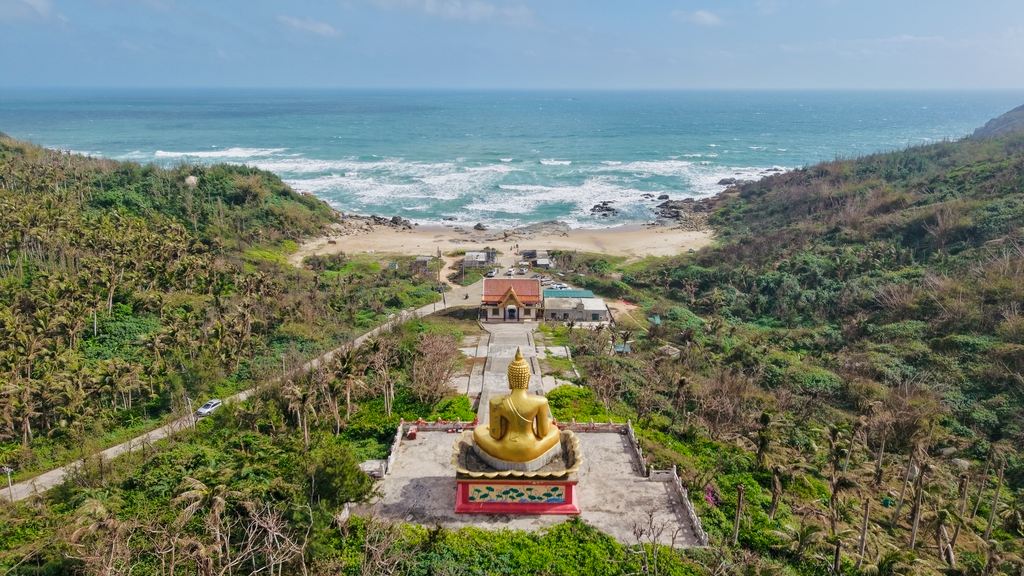 Sea-facing Buddha draws visitors to Foguang Temple in Hainan