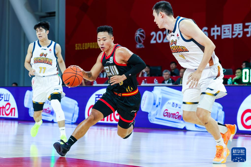 He Xining (C) of the Shenzhen Leopards dribbles against the Sichuan Blue Whales in a CBA game in Shenzhen, south China's Guangdong Province, December 24, 2025. /Xinhua
