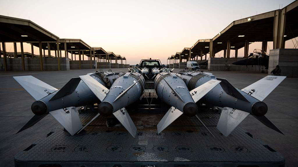 U.S. Airmen prepare to load GBU-31 munition systems onto F-15E Strike Eagles within the U.S. Central Command area of responsibility, in support of Operation Hawkeye Strike in Syria, December 18, 2025. /VCG