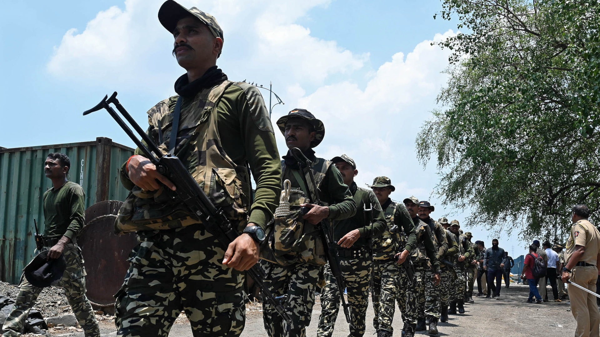 Navi Mumbai Police perform a mock drill on the Vashi Creek Bridge amid a war scenario in Navi Mumbai, India, on May 10, 2025. /VCG