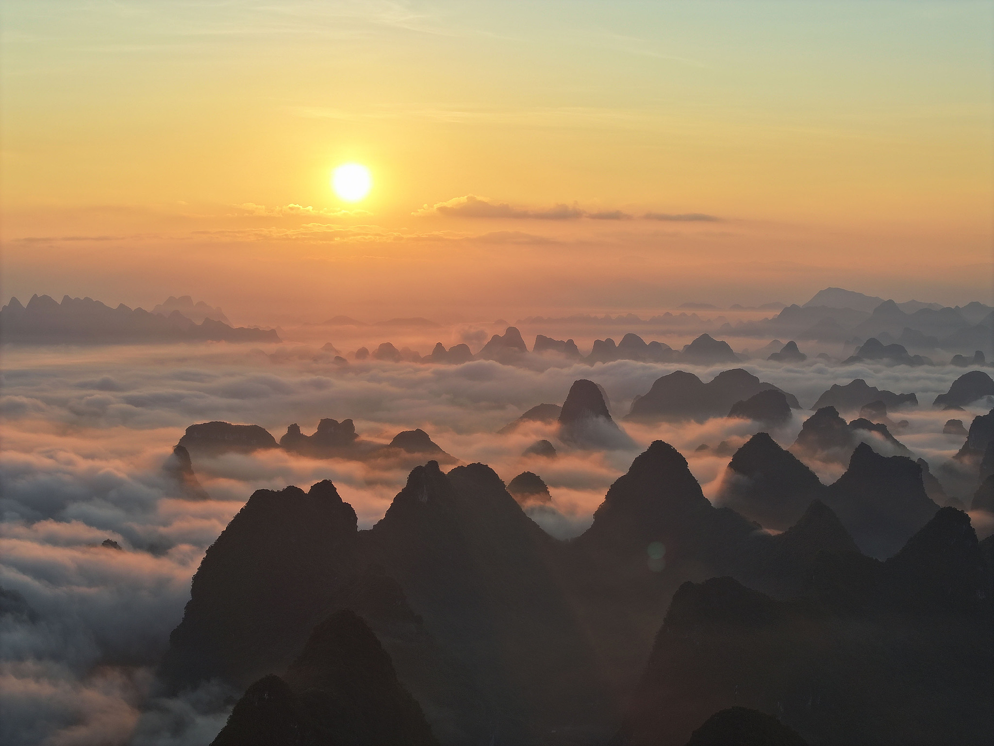 The sun rises above a sea of clouds in Guilin, Guangxi Zhuang Autonomous Region, south China, September 13, 2025. /VCG
