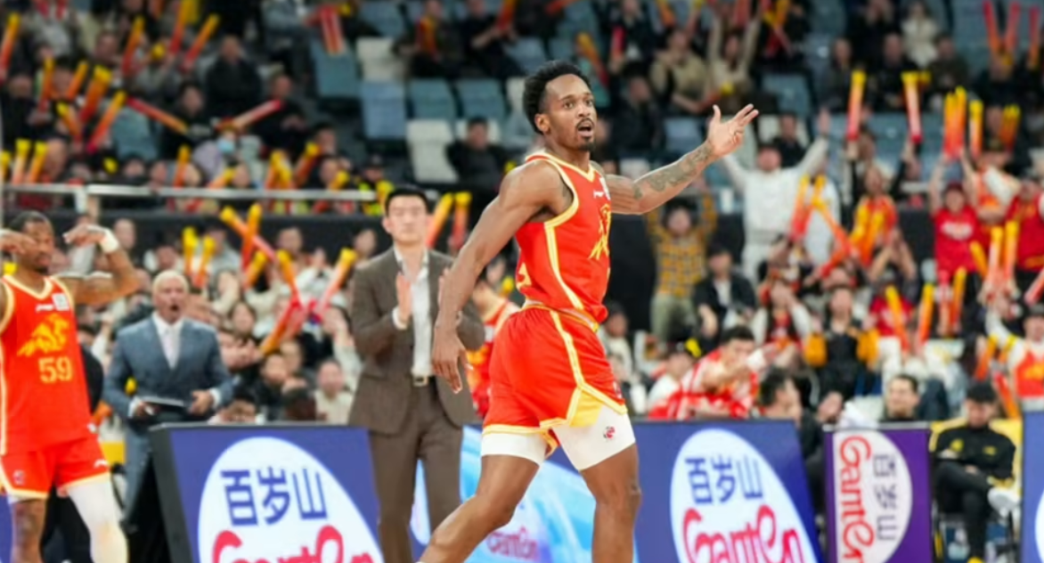 Barry Brown (C) of the Guangsha Lions reacts after making a three-pointer against the Liaoning Flying Leopards in a CBA game in Hangzhou, east China's Zhejiang Province, December 25, 2025. /Xinhua