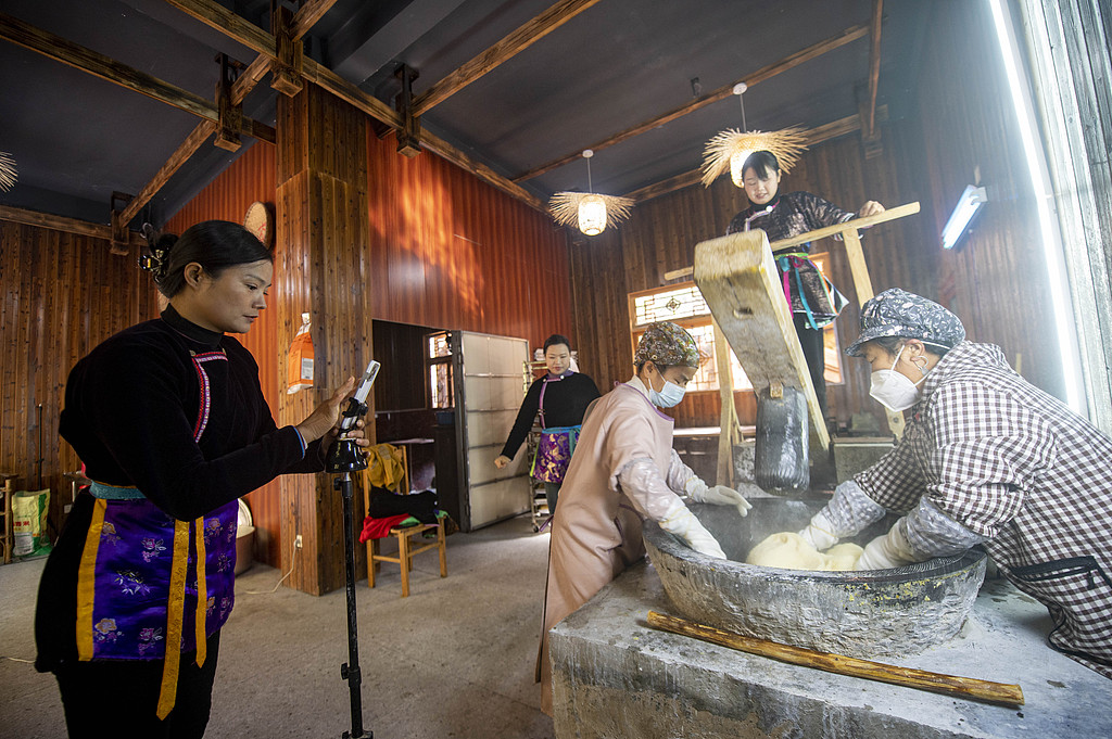 Residents of a Dong ethnic village in Guizhou Province demonstrate how to make ciba through e-commerce livestreams, attracting orders from across China, December 25, 2025. /VCG