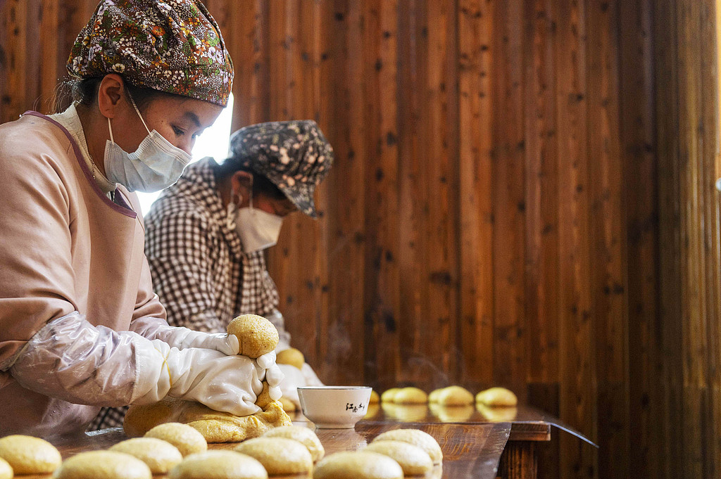 Locals from a Dong ethnic village in Guizhou Province churn out ciba, a glutinous rice snack, on December 25, 2025. /VCG