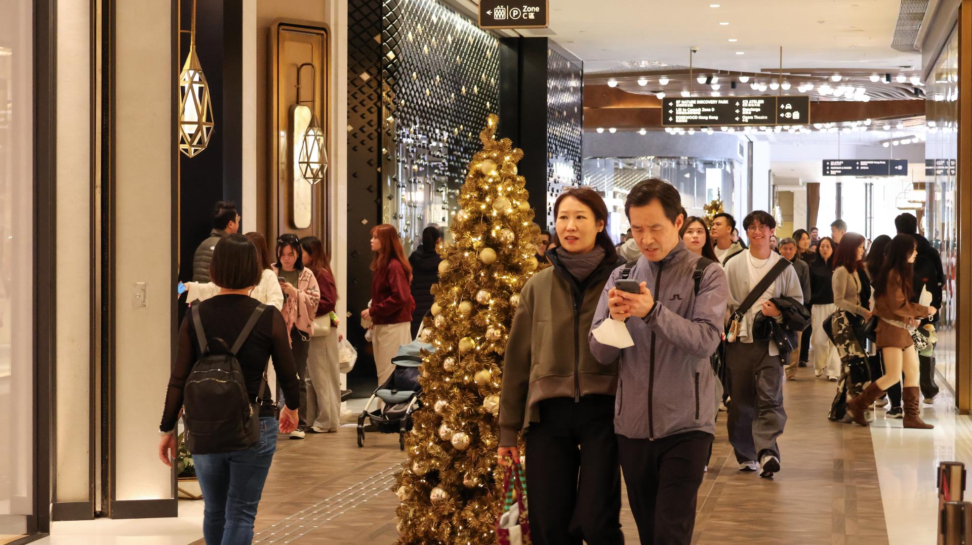 Holiday shopping heats up in Hong Kong!