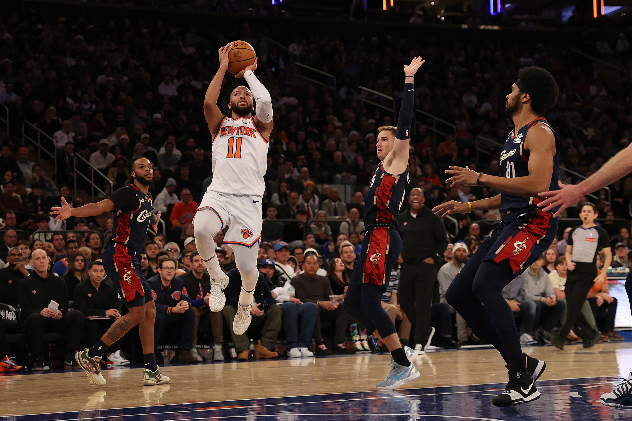 Jalen Brunson (#11) of the New York Knicks shoots against the Cleveland Cavaliers in a National Basketball Association at Madison Square Garden in New York City, December 25, 2025. /VCG