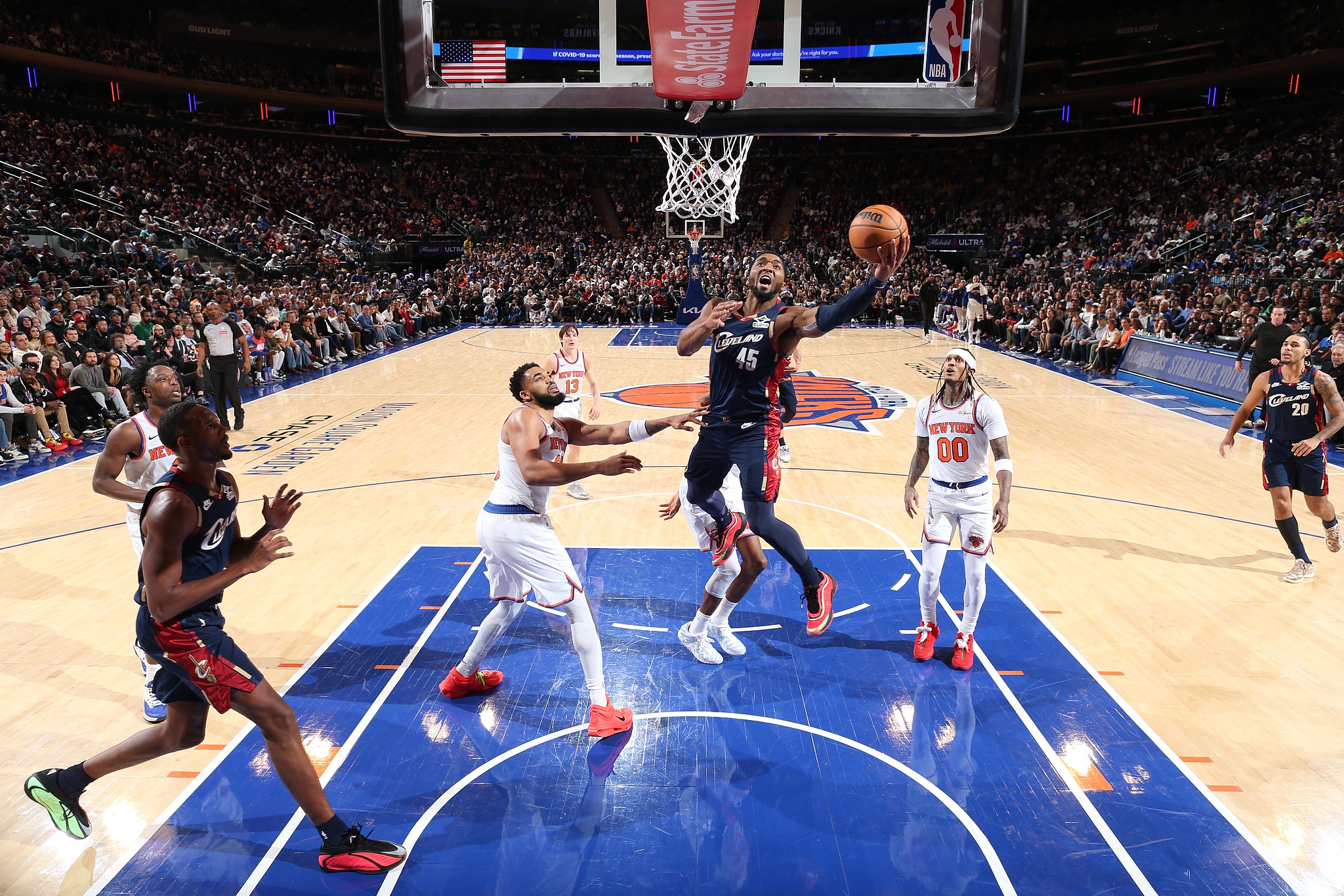 Donovan Mitchell (#45) of the Cleveland Cavaliers drives toward the rim against the New York Knicks in a National Basketball Association game at Madison Square Garden in New York City, December 25, 2025. /VCG