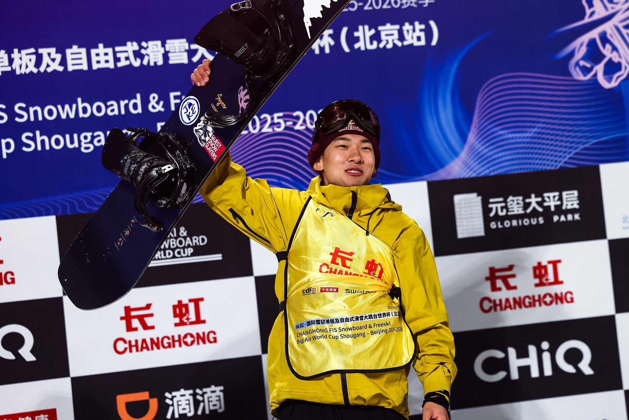 Gold medalist Su Yiming of China celebrates after winning the men's big air final at the FIS Snowboard World Cup in Beijing, December 6, 2025. /VCG