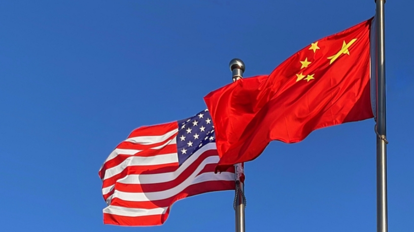 Chinese and American national flags. /VCG
