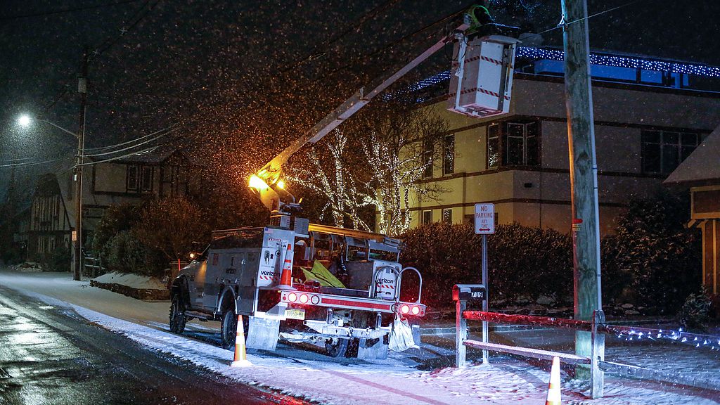Live: Heavy snow strikes NYC, over 1,700 flights have been cancelled