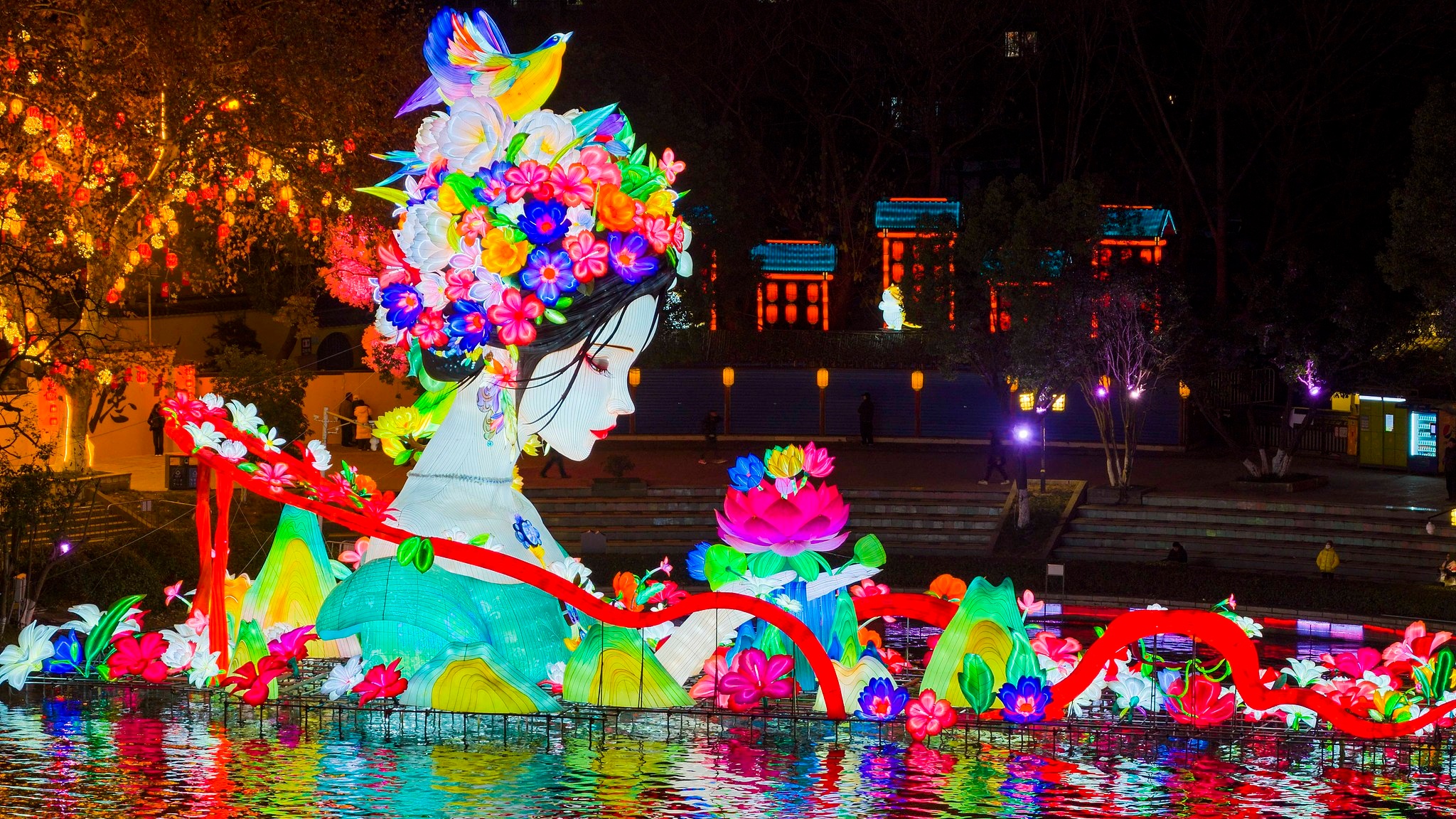 Nanjing ignites New Year spirit with spectacular lantern show 