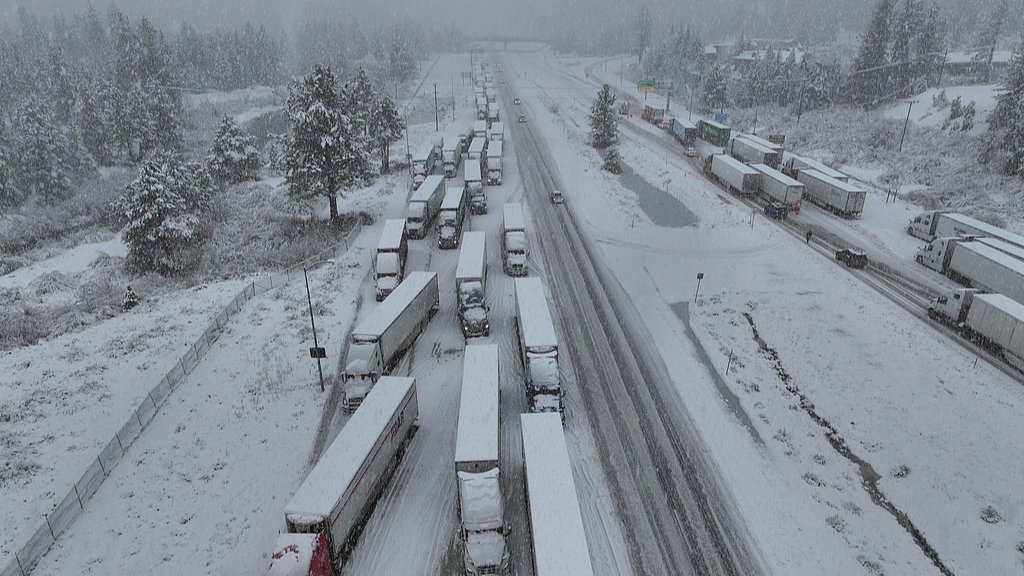 Trucks pile up during heavy snow in California, U.S., December 24, 2025./ VCG